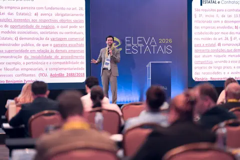 Palestrante conduz a apresentação diante da plateia